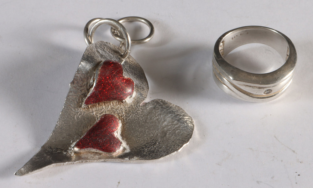 Anheng og ring i sølv.