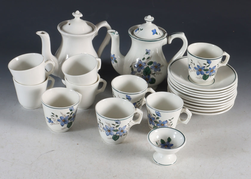 22 deler barneservise i fajanse. Egersund.