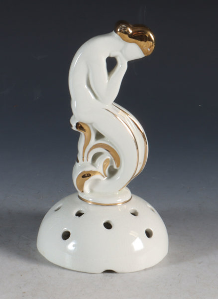 Blomsteroppsats i fajanse.