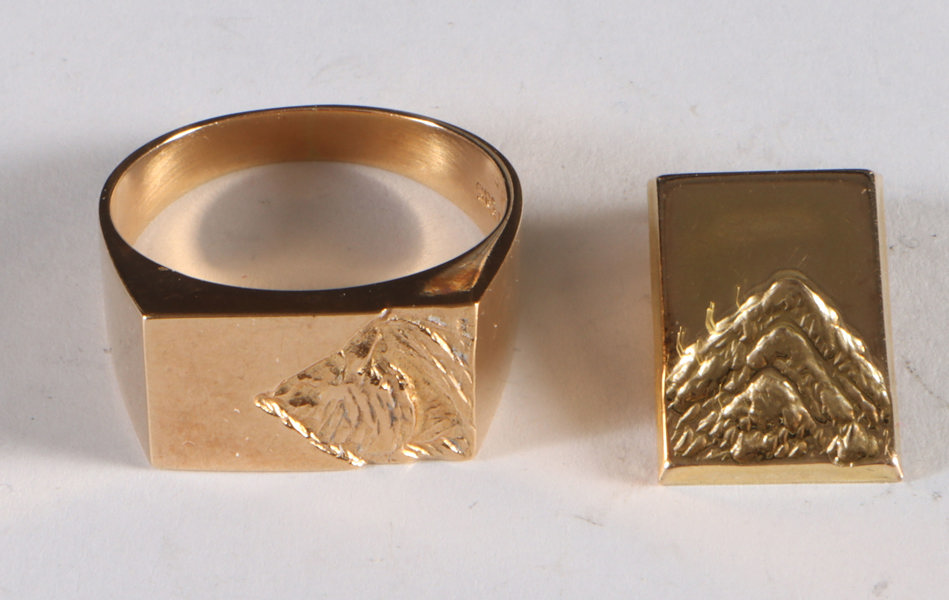 Ring og anheng i gull.