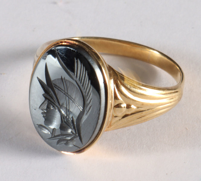 Ring i gull med sten.