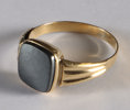 Ring i gull med sten.