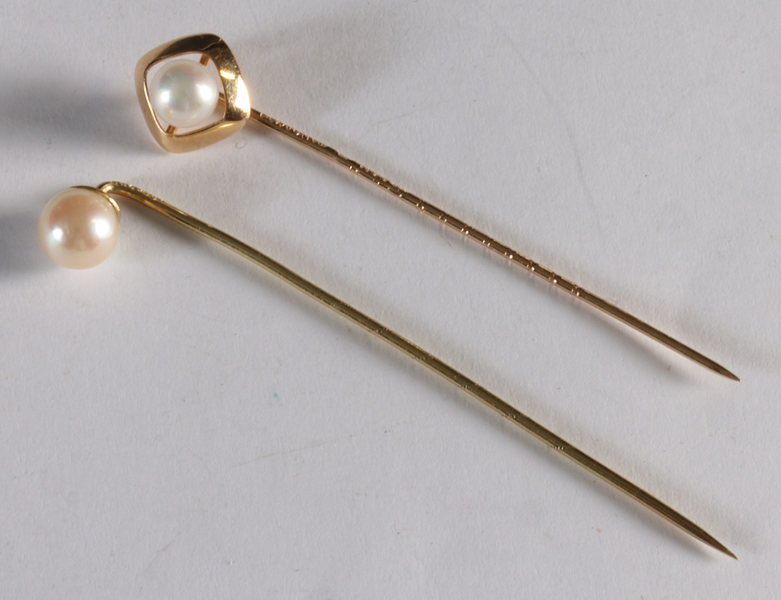 2 slipsnåler i gull med perle.