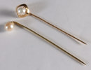 2 slipsnåler i gull med perle.