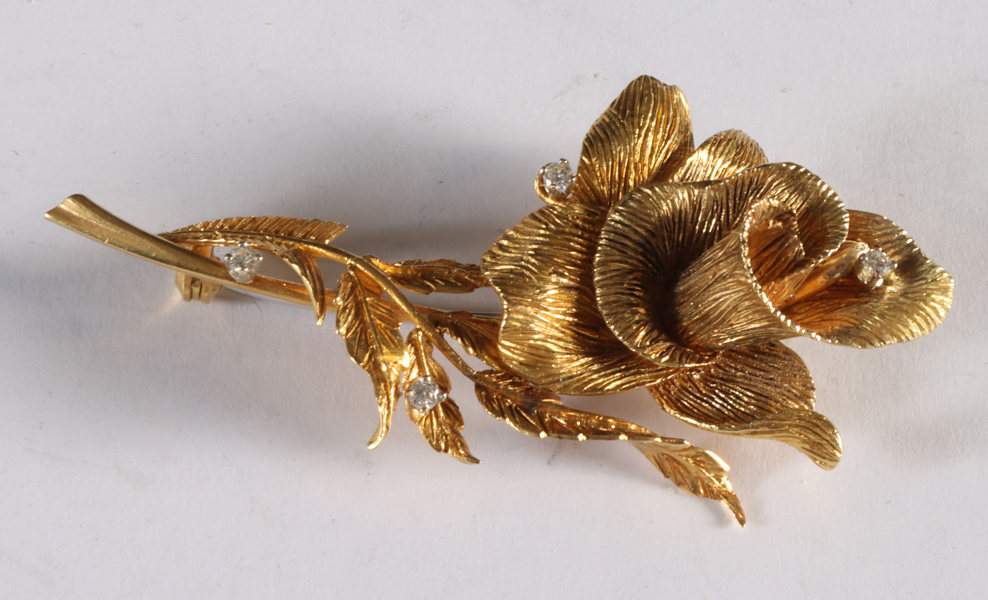 Nål i gull med 4 diamanter. 