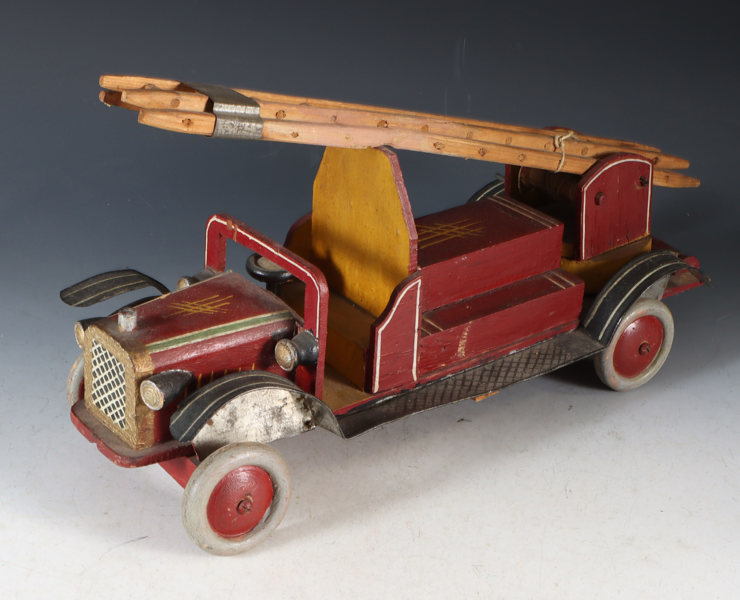 Brannbil i tre og metall