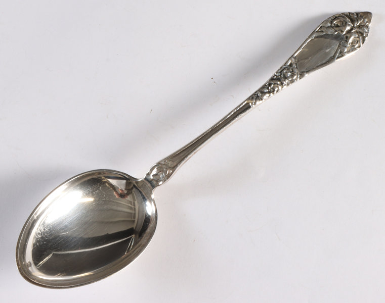 6 skjeer i sølv, Opphøyet rose. L: 20 cm.