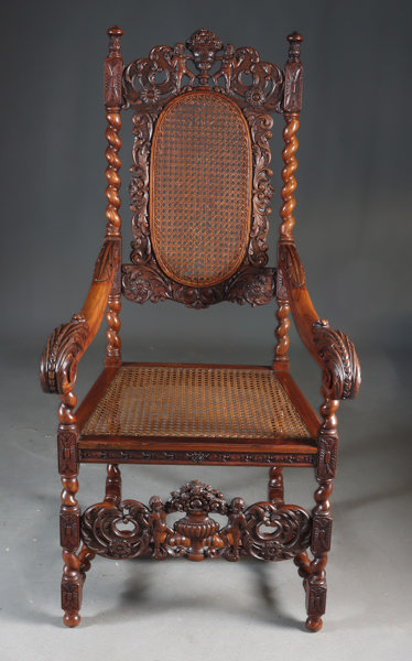 Utskåret armstol i barokkstil.