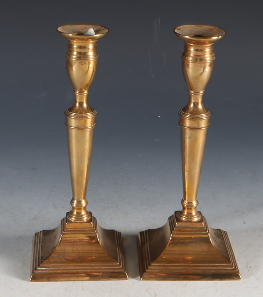 Et par lysestaker i bronse, 1800 t.