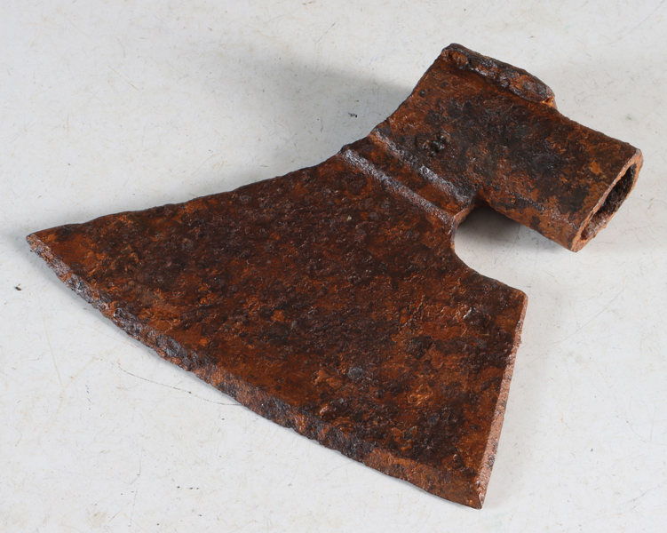 Øksehode med smedmerker.