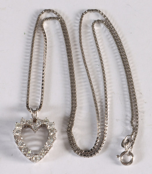 Kjede i hvitt gull med 18 diamanter, hjerte.