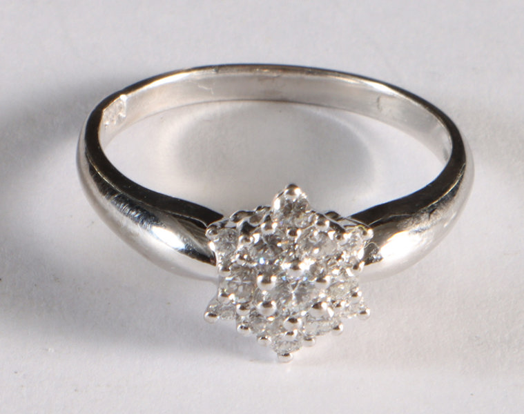 Ring i hvitt gull med 13 diamanter