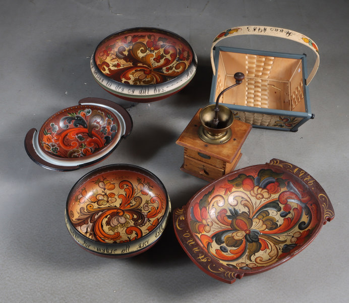 5 rosemalte gjenstander og kaffekvern. 1900 t.