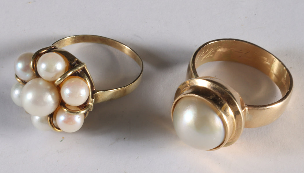 2 ringer i gull med perler.
