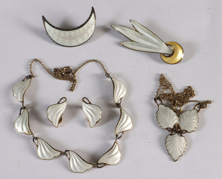 6 smykker i sølv og emalje.