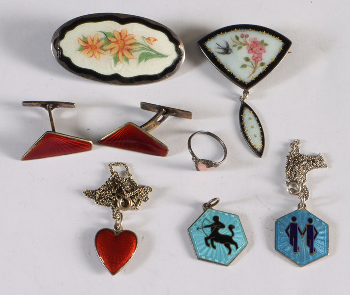 8 smykker i sølv og emalje.