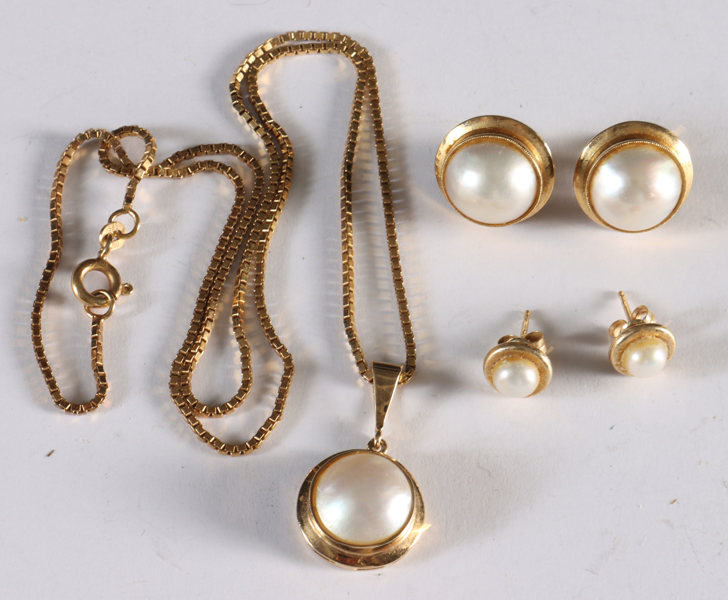 Kjede m/anheng og to par ørepynt, gull og perler
