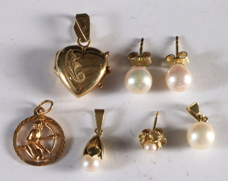 4 små anheng og 3 ørestikk, gull.