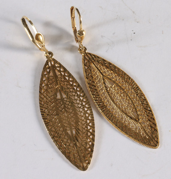 Et par ørepynt i gull, Arpas. 