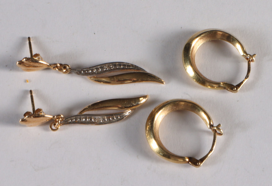 To par ørepynt i gull