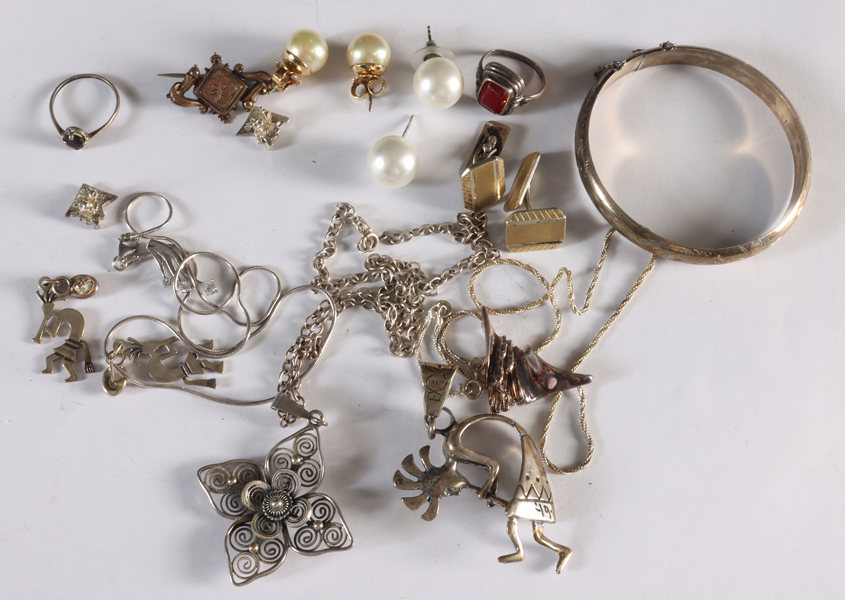 Liten samling smykker i sølv.