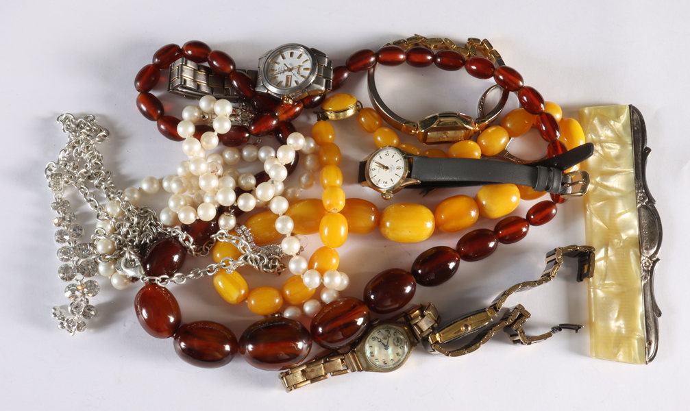 Lot. armbåndsur og smykker.