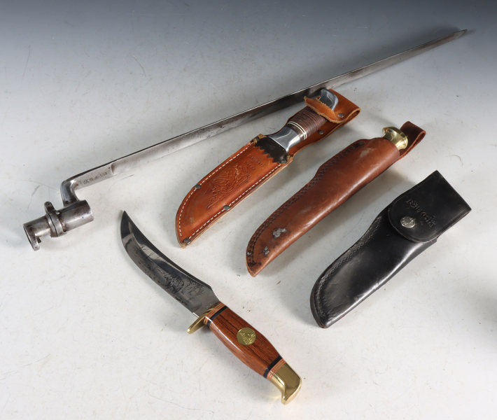 4 kniver og bajonett.