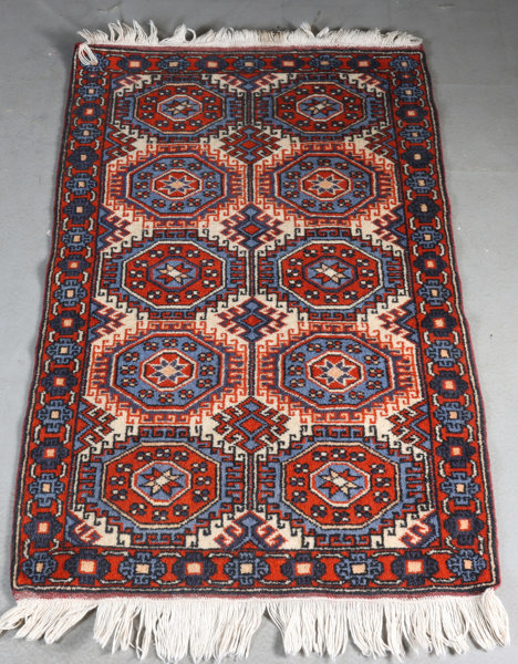 Lite håndknyttet teppe.