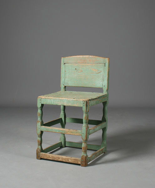 Liten grønnmalt stol.