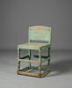 Liten grønnmalt stol.