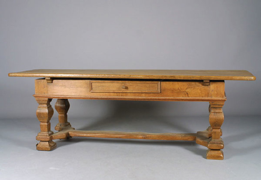 Barokk langbord i eik med skuff.