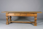 Barokk langbord i eik med skuff.