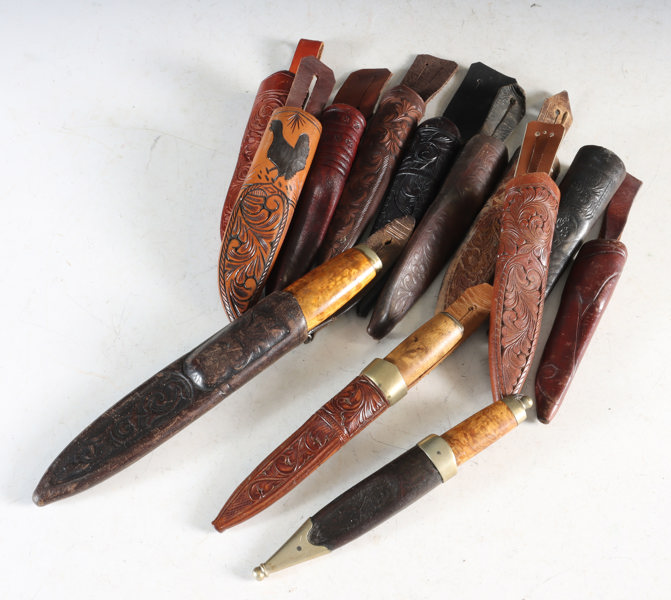 Samling kniver og slirer.