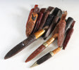 Samling kniver og slirer.