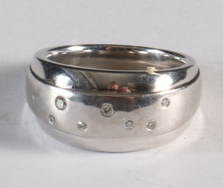Ring i hvitt gull med diamanter.