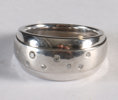 Ring i hvitt gull med diamanter.