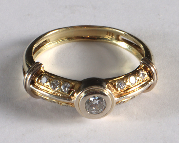 Ring i gull med diamanter.