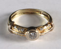 Ring i gull med diamanter.