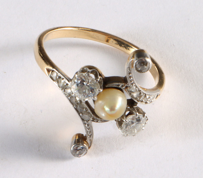Ring i gult og hvitt gull m/diamanter.