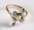 Ring i gult og hvitt gull m/diamanter.