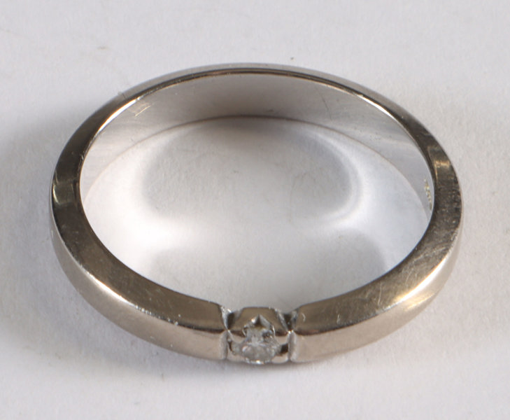 Ring i hvitt gull m/diamant.