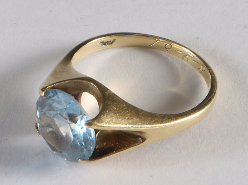 Ring i gull m/blå sten.