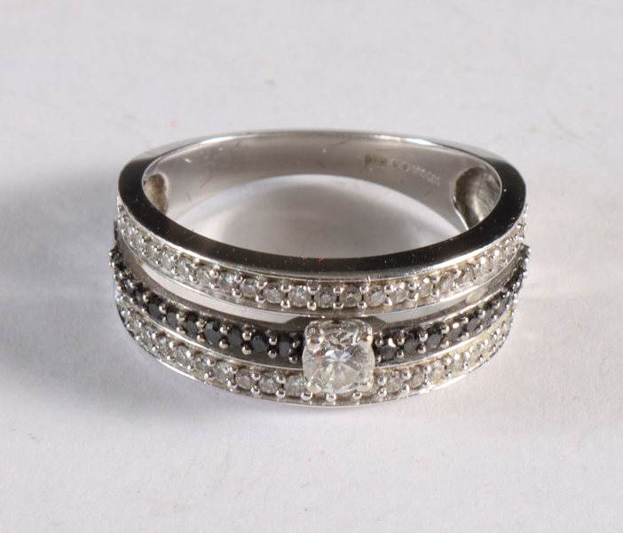 Ring i hvitt gull med diamanter.