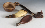 Lot. pipe, øse, krutthorn og kulepung.