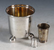 Beger, pokal og fingerbøl. Sølv.