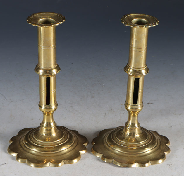Et par lysestaker i messing, 1700 t.
