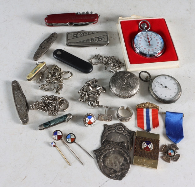Lot. smykker, medaljer, lommekniver, m.m.