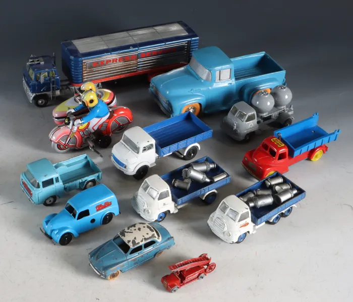 Samling gml. leker/lekebiler.