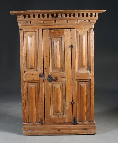 Hjørnehengeskap, 1700 t.