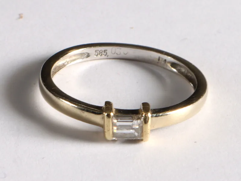Ring i gull m/diamant.